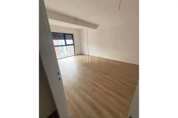 JEPET ZYRE ME QIRA BASHKE ME POSTIN E PARKIMIT TEK BULEVARDI I RI.650 euro/muaj.Billion4613​