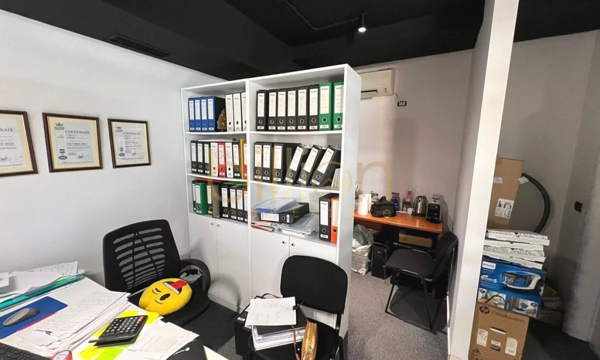 JEPET ME QIRA AMBIENT ZYRE TEK PAZARI I RI. 1100 euro/muaj. Billion4636​