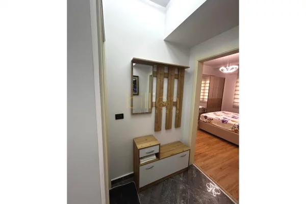 Shtepi me qera Apartament ne Tirane, 2+1, Mobilimi E mobiluar, Pagesa 1,000  Euro.