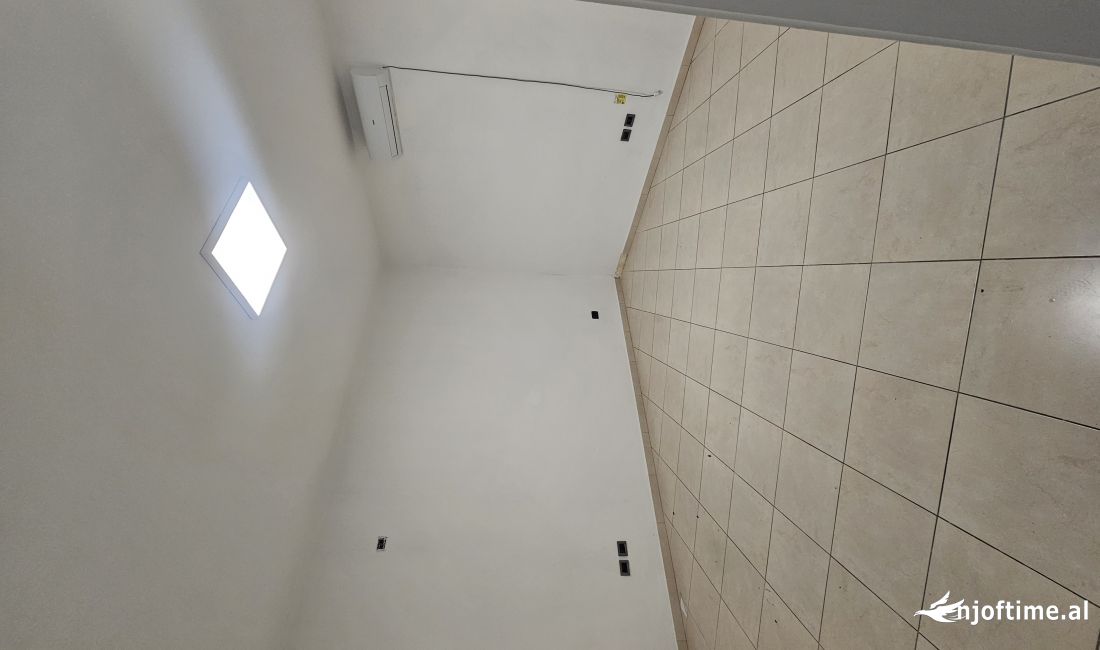 Jejet ambient biznesi 210m2 per zyra dhe 3 vend parkime me qera ne Bllok   