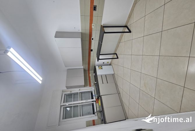 Jejet ambient biznesi 210m2 per zyra dhe 3 vend parkime me qera ne Bllok   