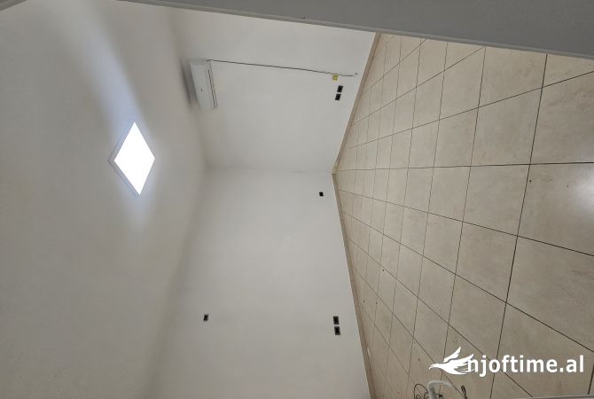 Jejet ambient biznesi 210m² per zyra dhe 3 vend parkime me qera ne Bllok   