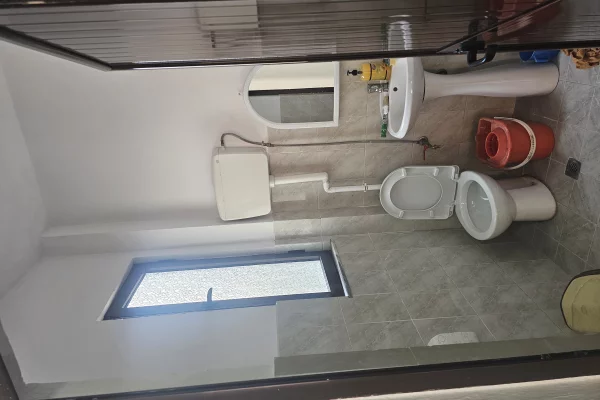 Jepet me qera zyre 25m2 perballe Parlamentit 