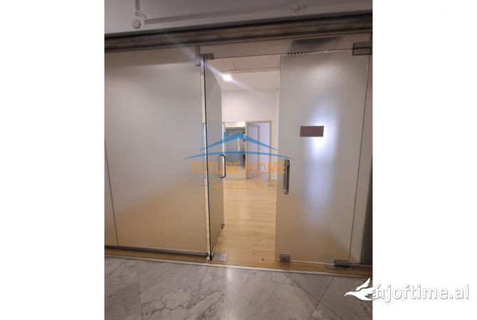 Ambiente Commerciale in Affitto 3+1 a Tirana - 1,520 Euro