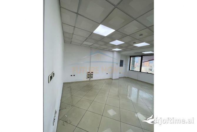 Ambiente Commerciale in Affitto 3+1 a Tirana - 1,725 Euro