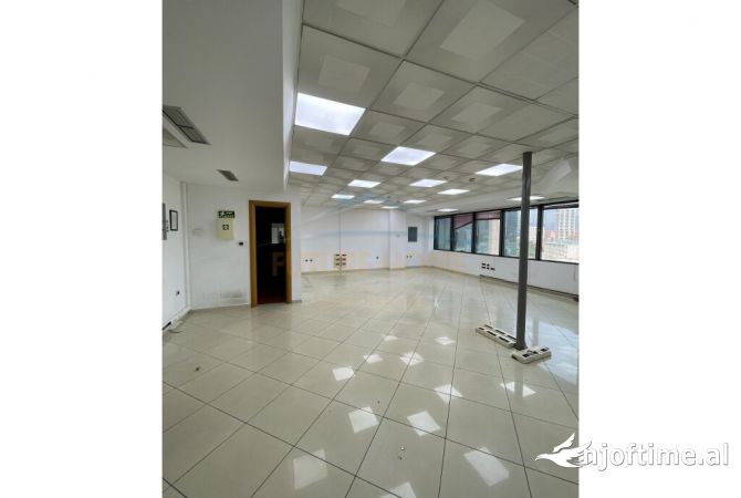 Ambiente Commerciale in Affitto 3+1 a Tirana - 1,725 Euro