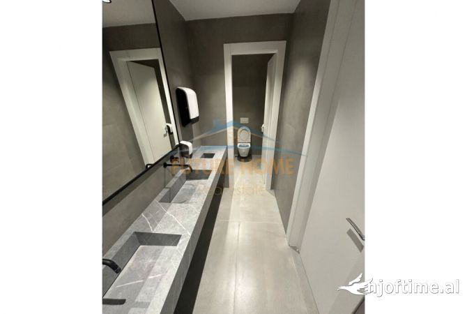 Ambiente Commerciale in Affitto 3+1 a Tirana - 5,500 Euro