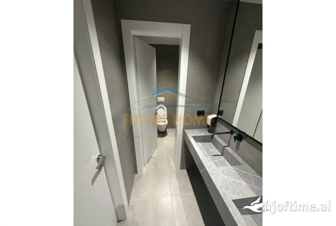 Ambiente Commerciale in Affitto 3+1 a Tirana - 5,500 Euro