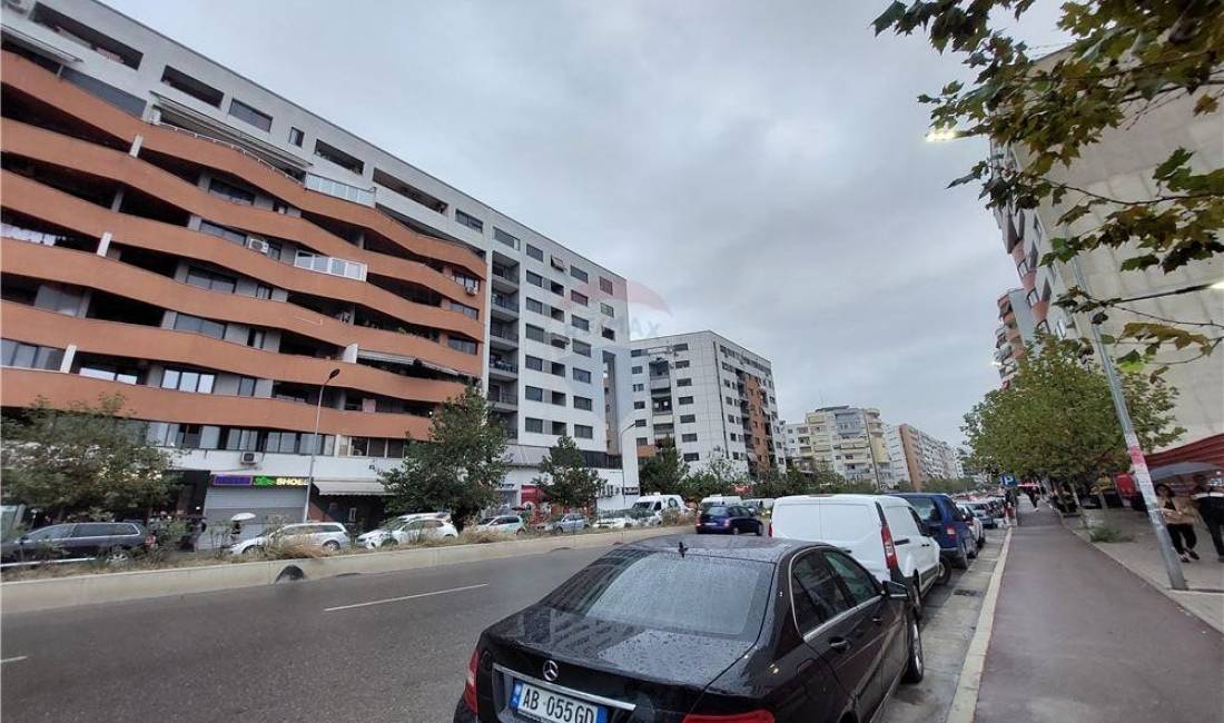 Ambient biznesi per shitje buze Bulevardit te Ri ne Astir!