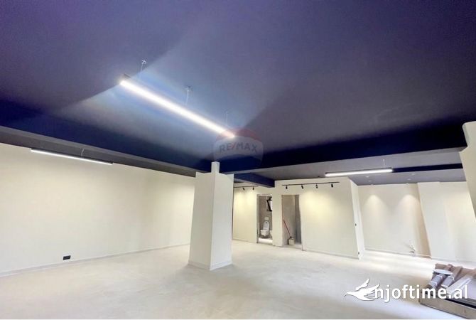 Ambiente Commerciale in Affitto 3+1 a Tirana - 2,000 Euro