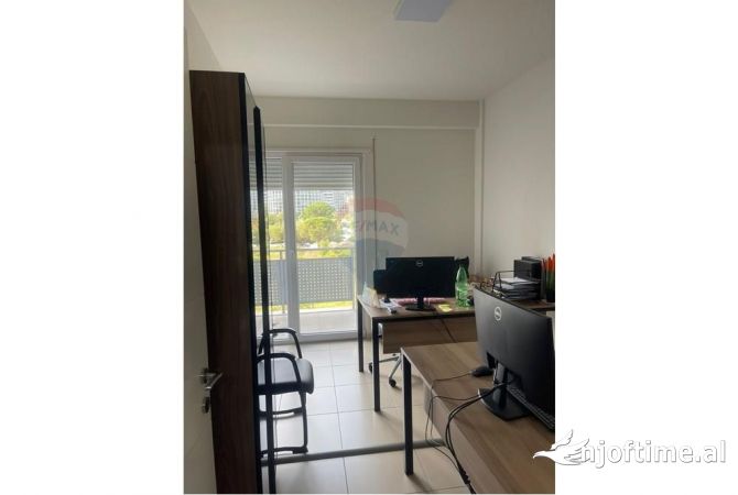 Ambiente Commerciale in Affitto 3+1 a Tirana - 2,000 Euro