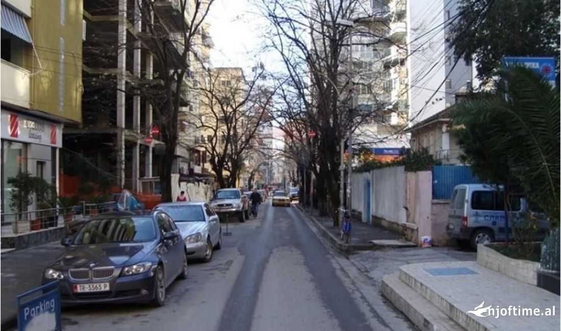 AMBIENT KOMERCIAL PER SHITJE NE ZONEN E ISH BLLOKUT. 