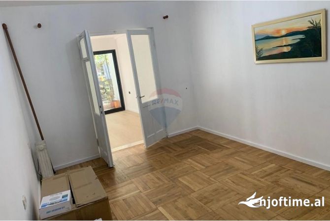 Ambiente Commerciale in Affitto 3+1 a Tirana - 1,200 Euro