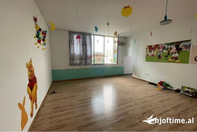 Ambiente Commerciale in Affitto 3+1 a Tirana - 1,000 Euro