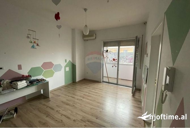 Ambiente Commerciale in Affitto 3+1 a Tirana - 1,000 Euro