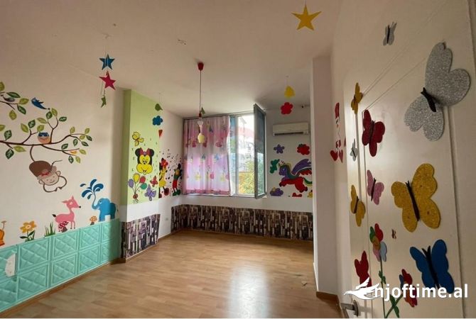 Ambiente Commerciale in Affitto 3+1 a Tirana - 1,000 Euro