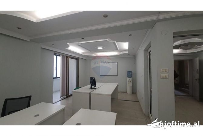 Ambiente Commerciale in Affitto 3+1 a Tirana - 790 Euro