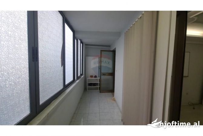 Ambiente Commerciale in Affitto 3+1 a Tirana - 790 Euro
