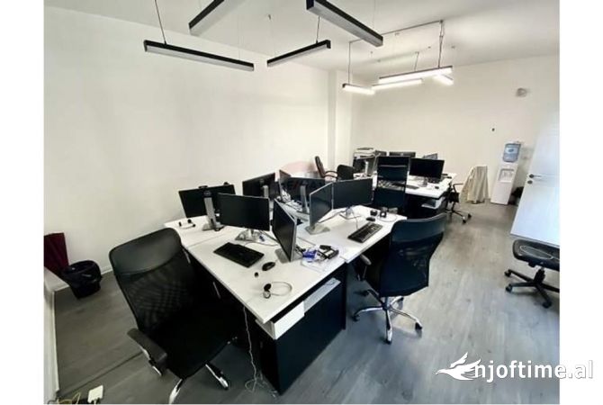 Ambiente Commerciale in Affitto 3+1 a Tirana - 1,000 Euro