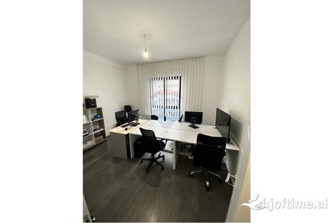 Ambiente Commerciale in Affitto 3+1 a Tirana - 1,000 Euro