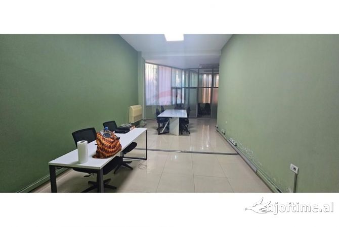 Ambiente Commerciale in Affitto 3+1 a Tirana - 1,400 Euro