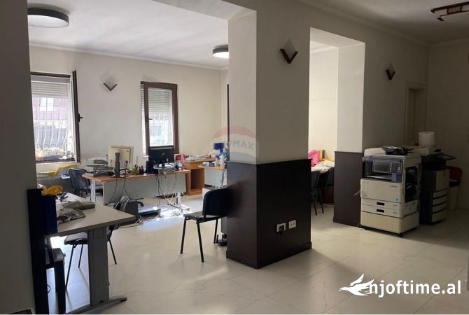 Ambiente Commerciale in Affitto 1+1 a Tirana - 1,800 Euro