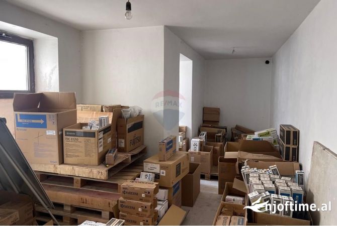 Ambiente Commerciale in Affitto 1+1 a Tirana - 1,800 Euro