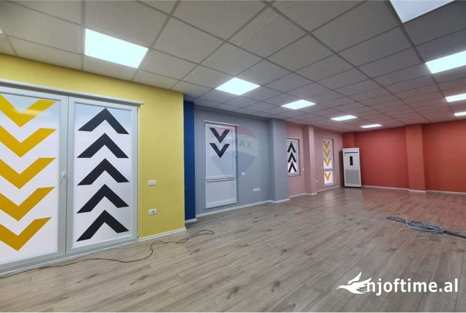Ambiente Commerciale in Affitto 3+1 a Tirana - 7,000 Euro