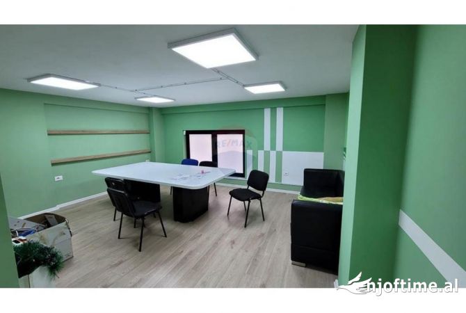 Ambiente Commerciale in Affitto 3+1 a Tirana - 7,000 Euro