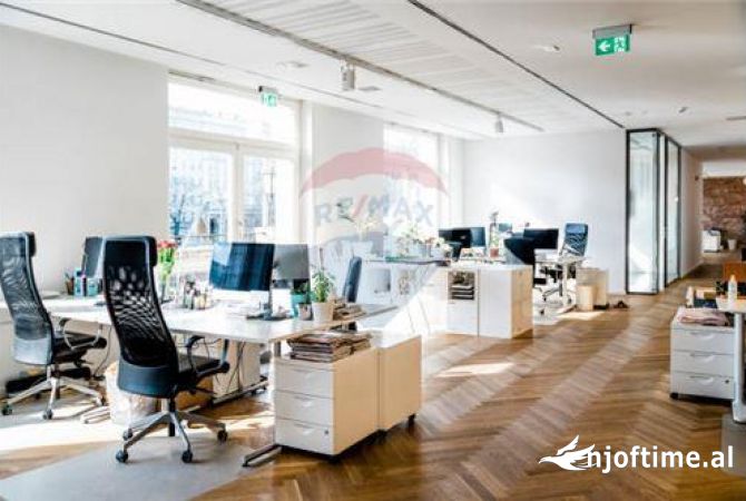 Ambiente Commerciale in Affitto 3+1 a Tirana - 8,600 Euro