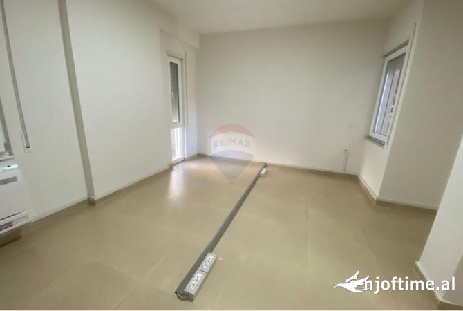 Ambiente Commerciale in Affitto 3+1 a Tirana - 1,200 Euro