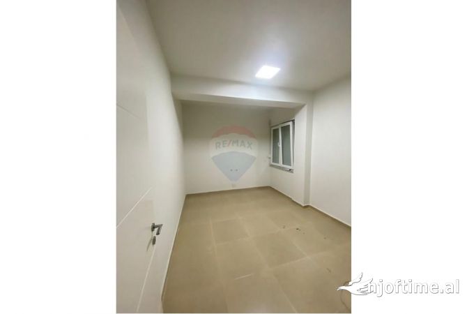 Ambiente Commerciale in Affitto 3+1 a Tirana - 1,200 Euro