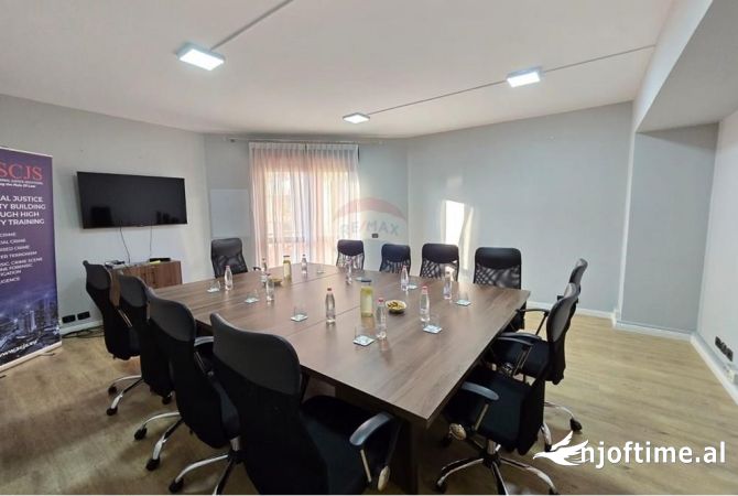 Ambiente Commerciale in Affitto 3+1 a Tirana - 1,800 Euro