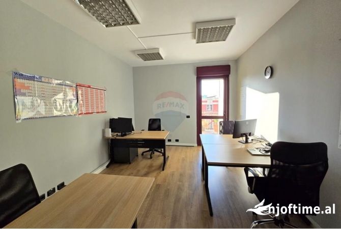 Ambiente Commerciale in Affitto 3+1 a Tirana - 1,800 Euro
