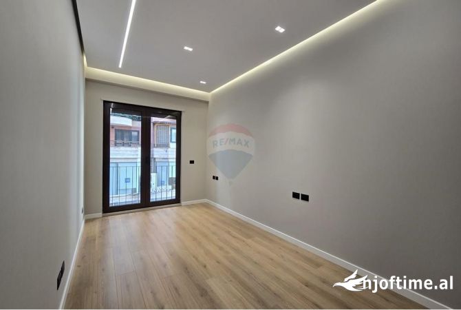 Ambiente Commerciale in Affitto 3+1 a Tirana - 2,100 Euro