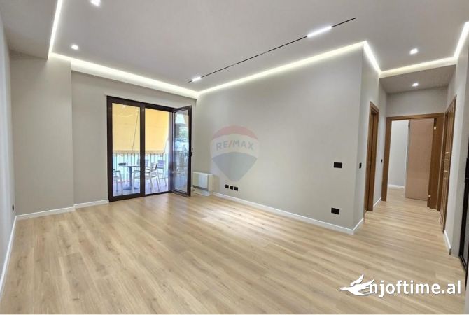 Ambiente Commerciale in Affitto 3+1 a Tirana - 2,100 Euro