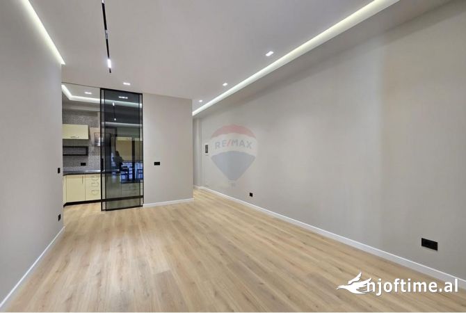 Ambiente Commerciale in Affitto 3+1 a Tirana - 2,100 Euro