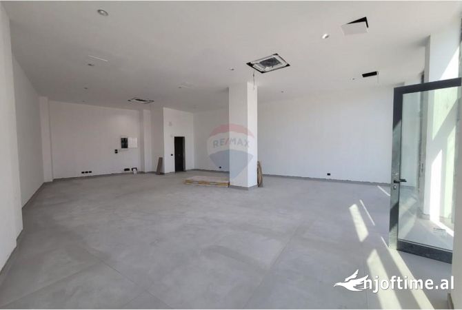 Ambiente Commerciale in Affitto 1+1 a Tirana - 2,200 Euro