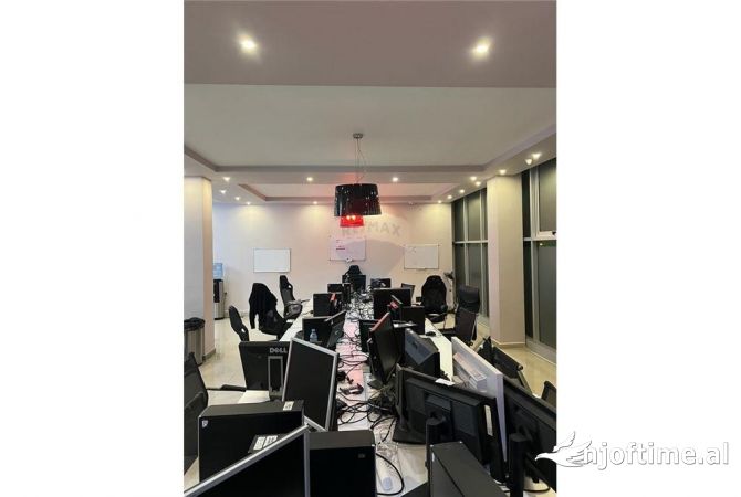 Ambiente Commerciale in Affitto 3+1 a Tirana - 2,100 Euro