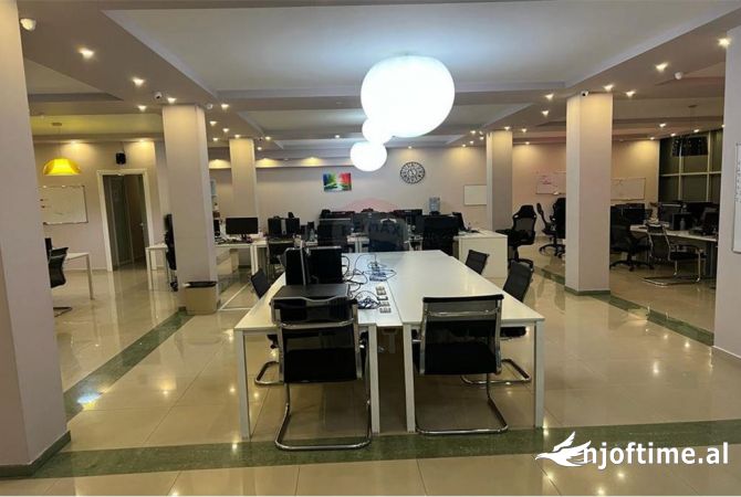 Ambiente Commerciale in Affitto 3+1 a Tirana - 2,100 Euro