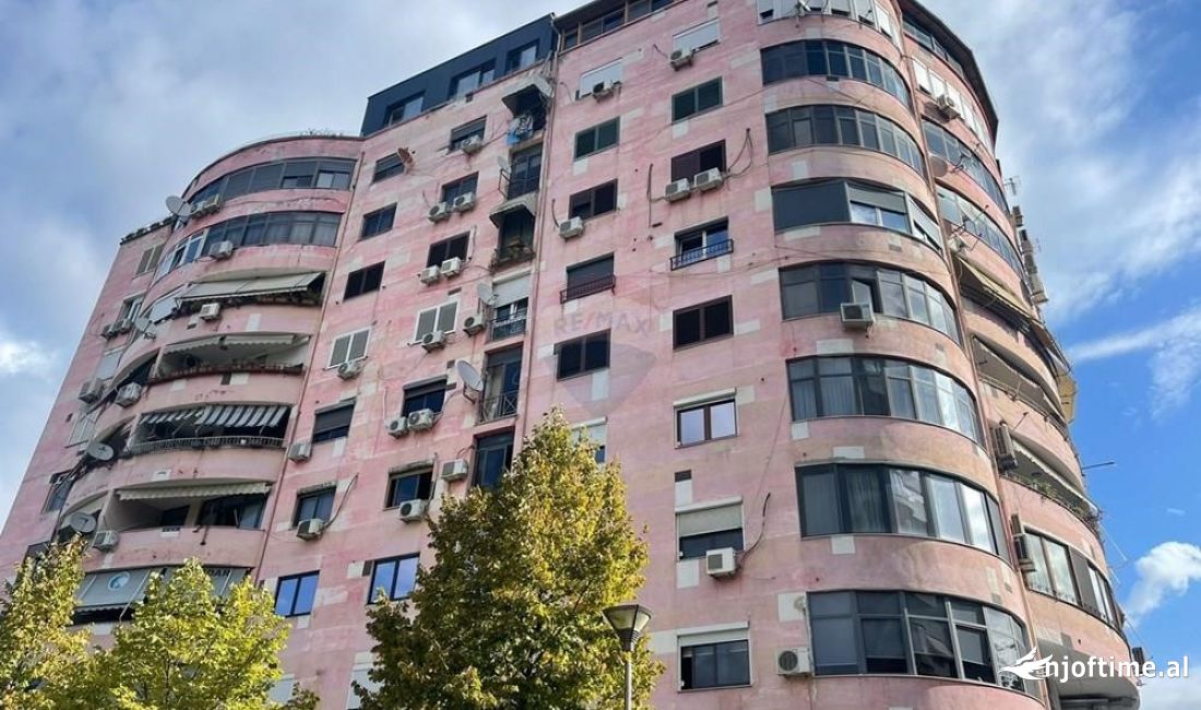 Apartament 3+1+2 per zyre me qira ne Bllok.