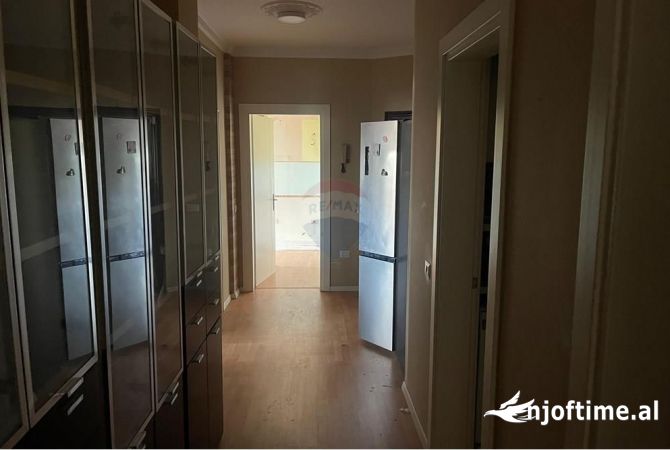 Ambiente Commerciale in Affitto 3+1 a Tirana - 1,500 Euro