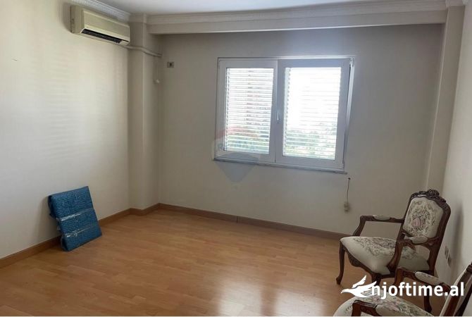 Ambiente Commerciale in Affitto 3+1 a Tirana - 1,500 Euro