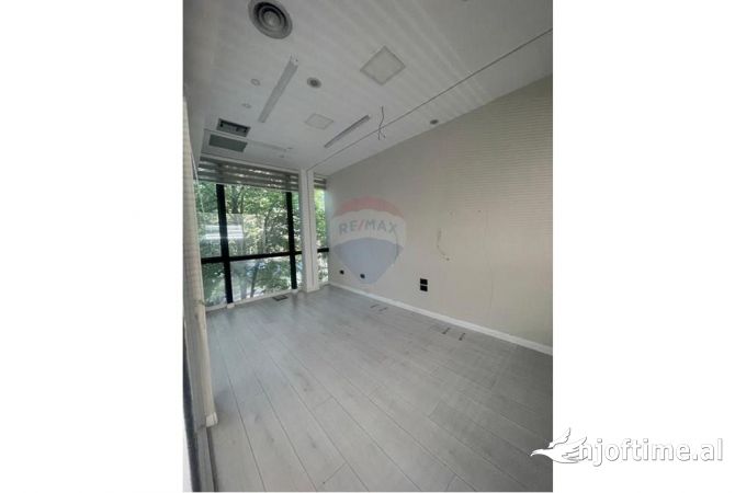 Ambiente Commerciale in Affitto 3+1 a Tirana - 1,350 Euro