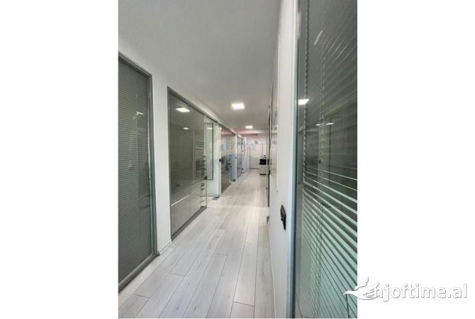 Ambiente Commerciale in Affitto 3+1 a Tirana - 1,350 Euro