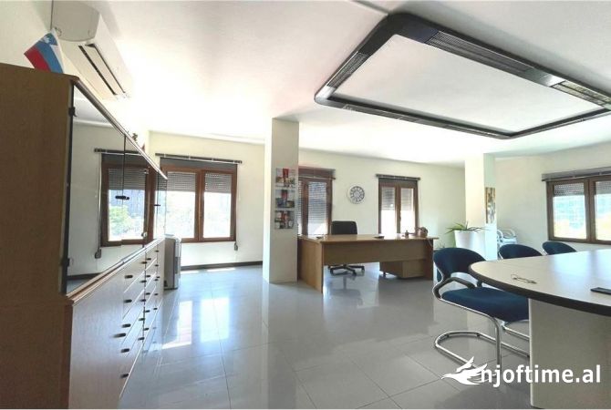 Ambiente Commerciale in Affitto 3+1 a Tirana - 800 Euro