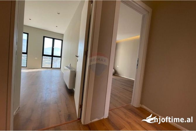 Ambiente Commerciale in Affitto 3+1 a Tirana - 700 Euro