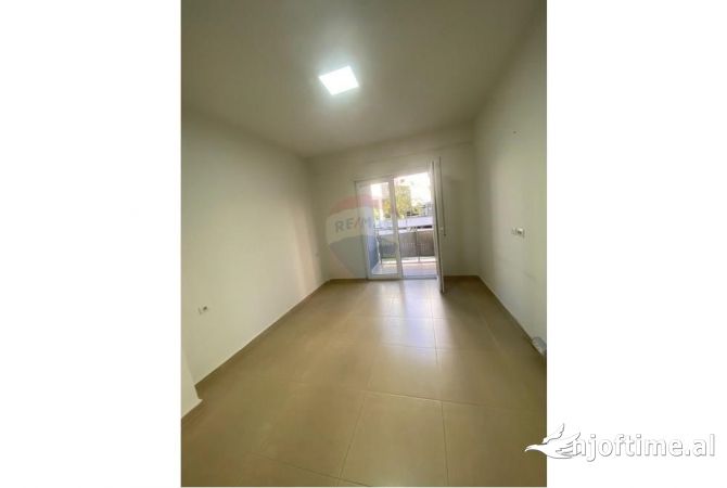 Ambiente Commerciale in Affitto 3+1 a Tirana - 1,200 Euro