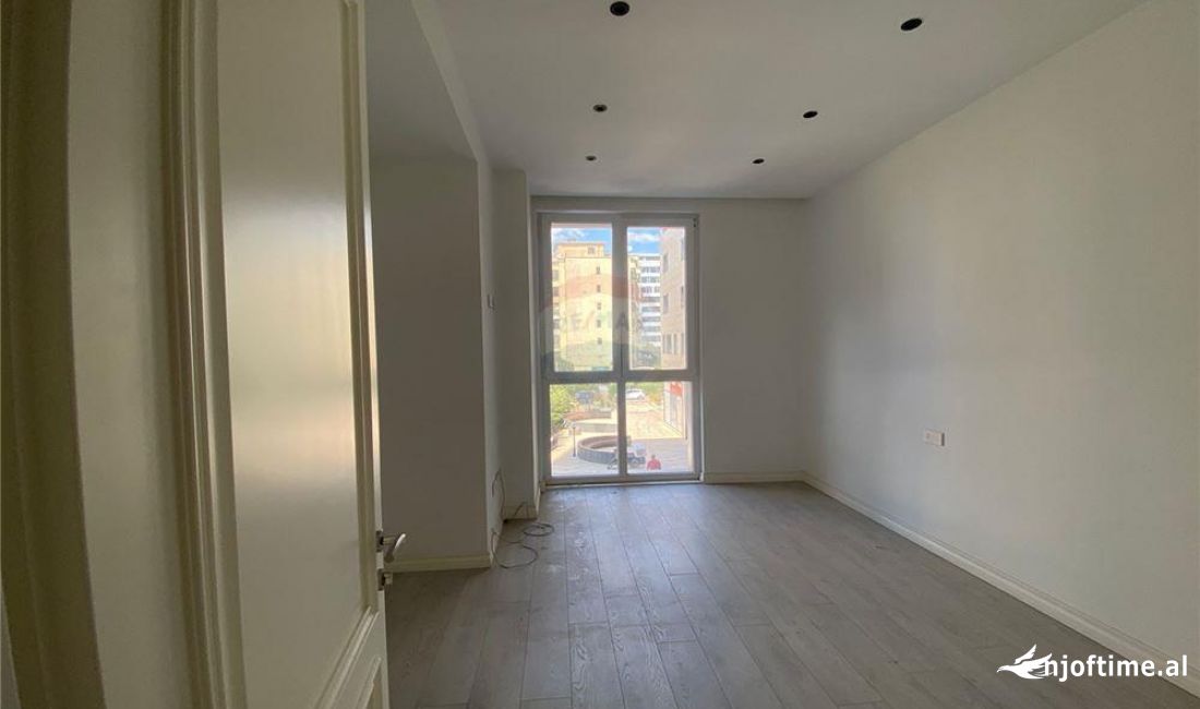 Ambient me qira per zyra +post parkimi