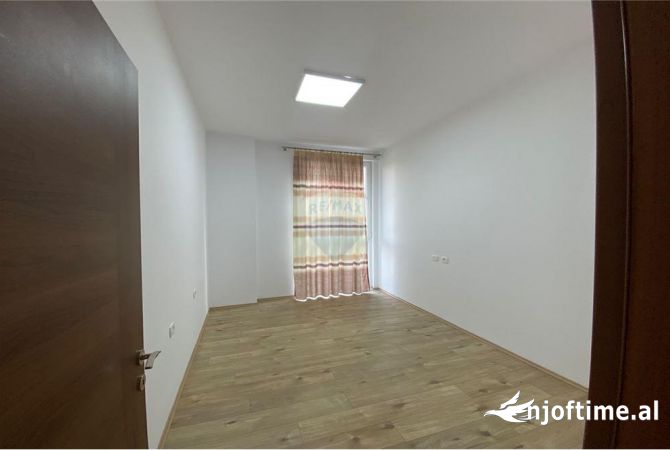 Ambiente Commerciale in Affitto 3+1 a Tirana - 700 Euro